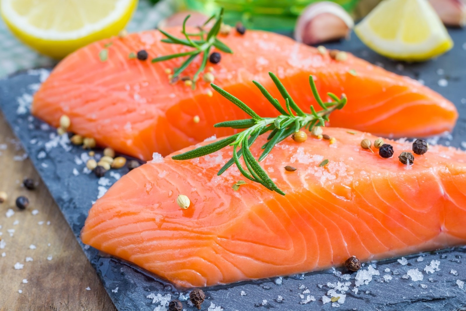 Cá hồi và các loại cá chứa nhiều omega-3 giúp giảm nguy cơ mắc bệnh ung thư tiền liệt tuyến