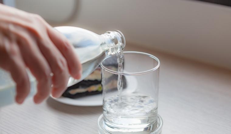 Sau mổ, người bệnh nên uống đủ 2-3 lít nước để rửa sạch bàng quang