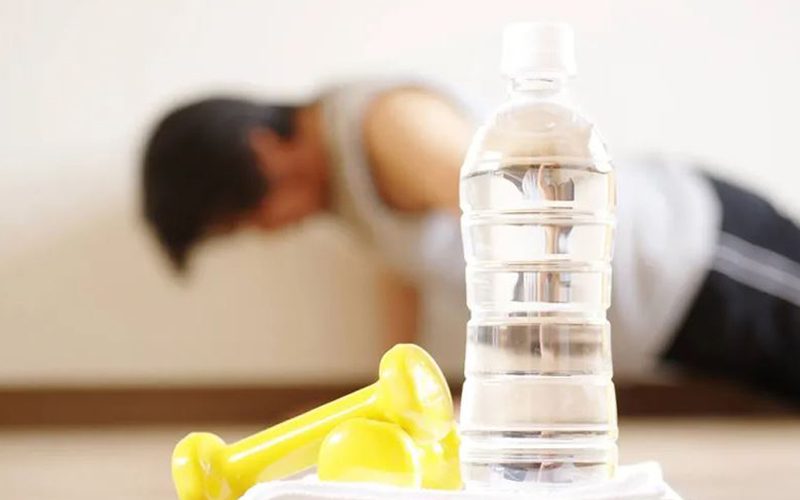Tình trạng mất nước, thiếu nước sau khi tập luyện hoặc do thời tiết nắng nóng có thể khiến bạn uống nhiều nước nhưng tiểu ít