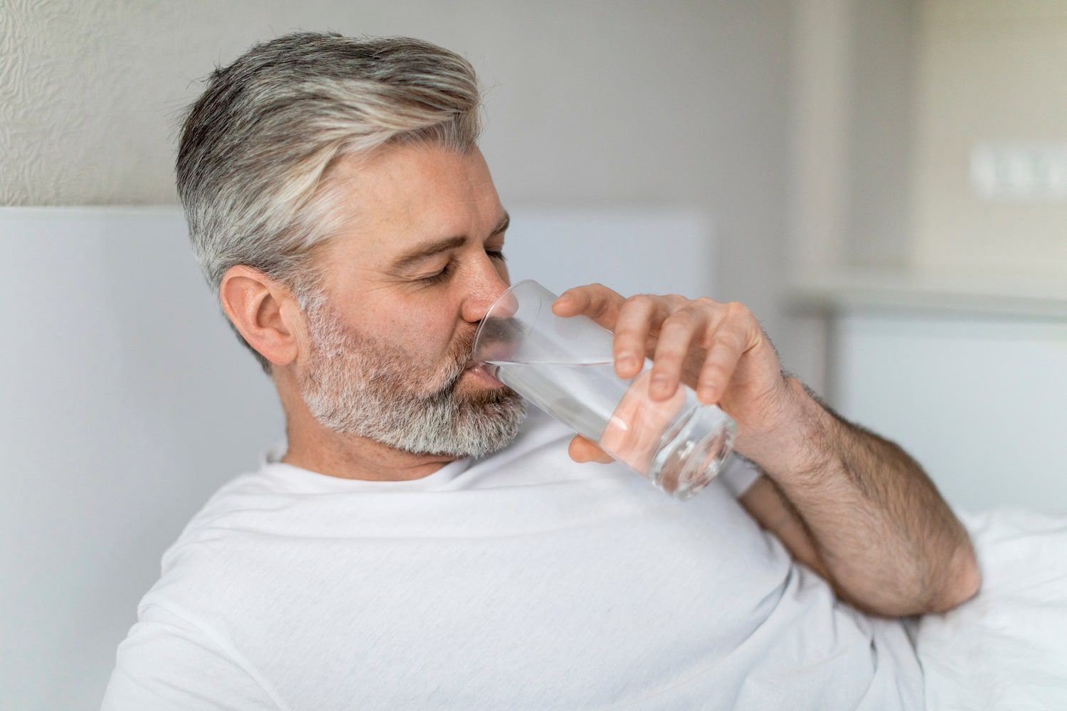 Uống nhiều nước mà lại tiểu ít thường do tắc niệu đạo, phì đại tiền liệt tuyến ở nam giới trung niên