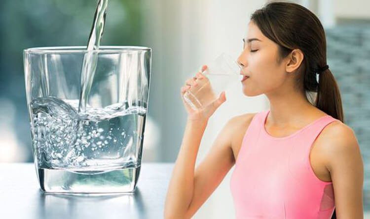 Uống đủ lượng nước khi cơ thể cần sẽ mang lại những lợi ích cho sức khỏe.