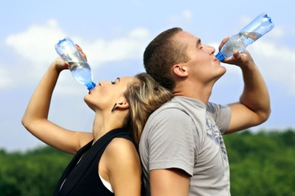 Bạn uống vượt ngưỡng 2 -3 lít nước mỗi ngày, có thể bạn đang uống nước quá nhiều